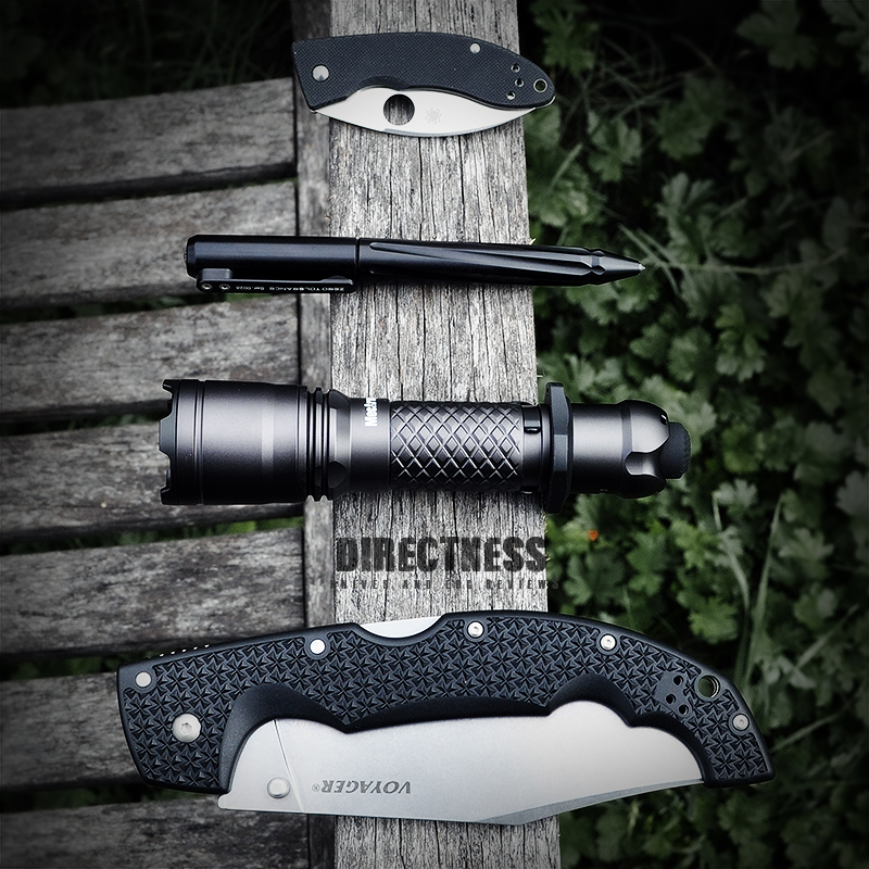 Everyday carry with Flashlight and Folders